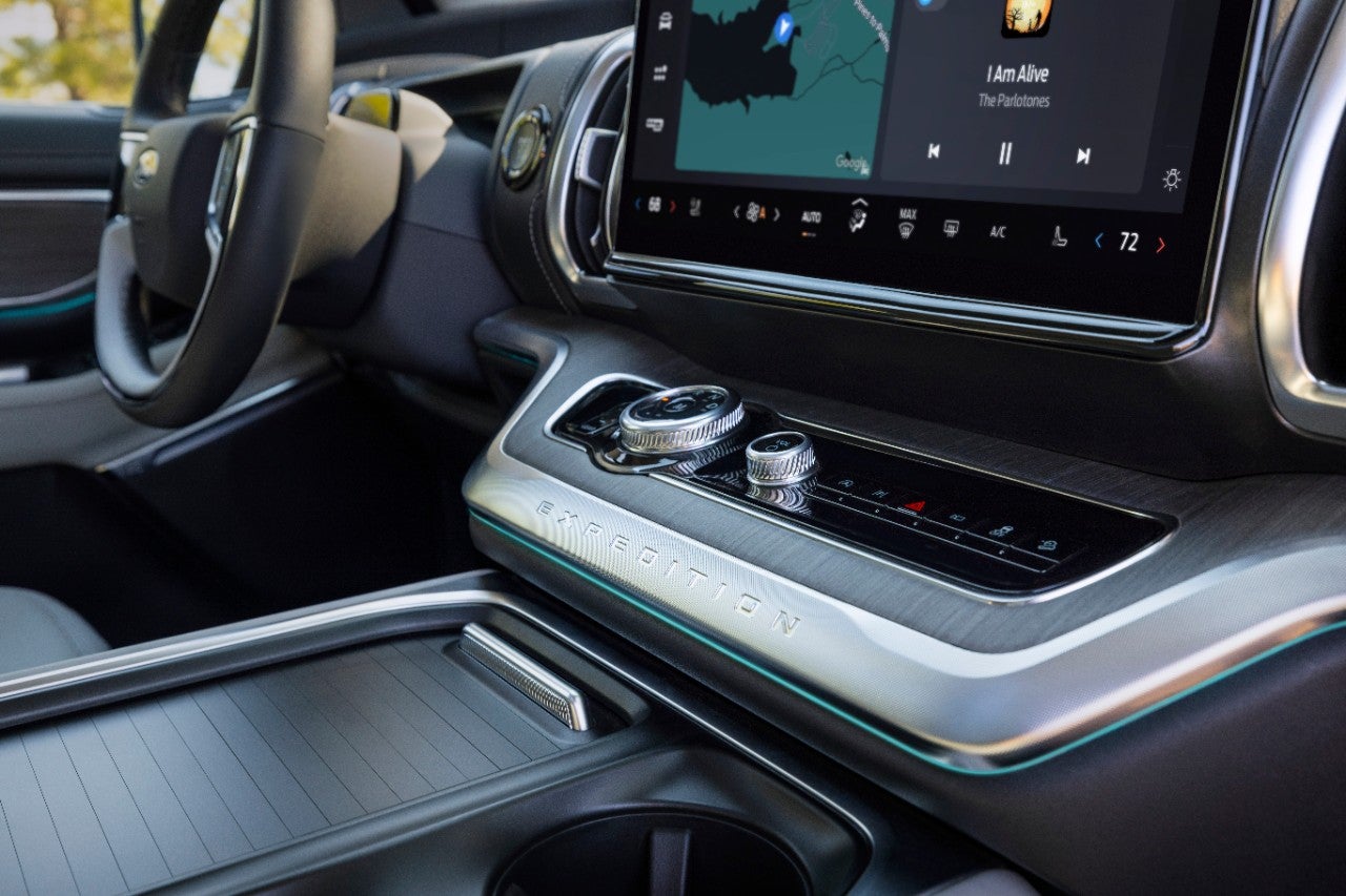 If you are looking for the best family SUV in Arizona, you should check out the 2025 Ford Expedition interior with its high-tech cockpit to take care of the driver and large cabin to provide space for everyone.